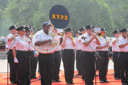 Hoà tấu bản nhạc trong lễ khai mạc của đoàn nhạc Cảnh sát New York