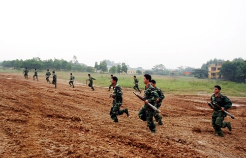 Học viên cơ động ra xe, sẵn sàng cho bài kiểm tra