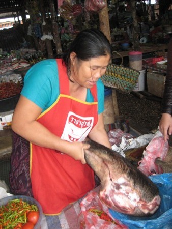 Một con lợn rừng vừa bị xẻ thịt, giá mỗi kg khoảng 100 nghìn đồng.