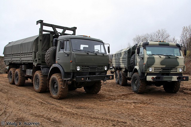 Xe tải LDS-79271 và xe bọc thép đa năng KAMAZ-5350.