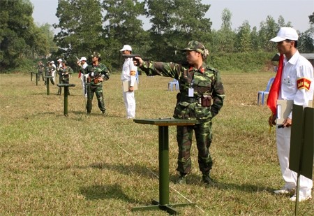 Tham dự hội thao có hơn 2.200 vận động viên, thuộc 50 đoàn đại diện cho 50 đơn vị đầu mối trực thuộc Bộ Quốc phòng. Các vận động viên sẽ tham gia thi đấu trong thời gian 8 ngày (từ 16 đến 23-11) ở 13 môn: Chiến sĩ khoẻ, bơi ứng dụng quân sự, chạy việt dã 10km, cầu lông, bóng bàn, bắn súng…. Ảnh: Bắn súng luôn là cuộc đọ sức gay cấn hấp dẫn bởi có rất nhiều xạ thủ thiện xạ đua tài