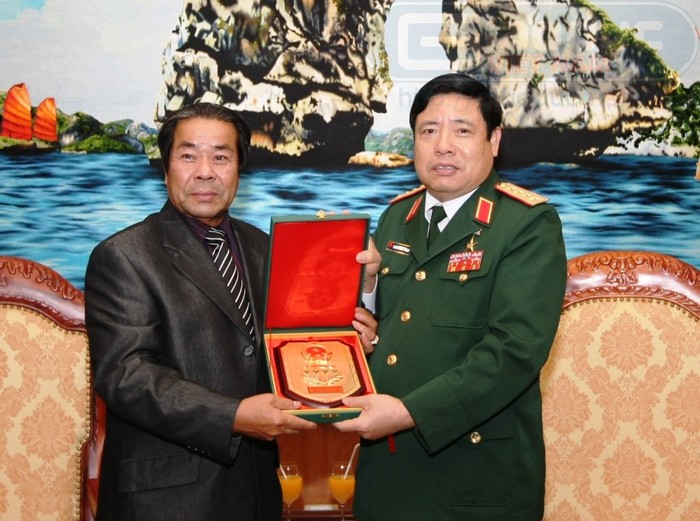 Đại tướng Phùng Quang Thanh trao biểu tượng QĐND Việt Nam cho Thống tướng Em SaMan, Quốc vụ khanh, Bộ Nội vụ Vương quốc Campuchia.