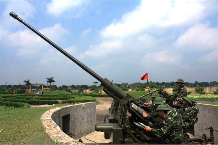 Pháo cao xạ Trung đoàn 218 triển khai sẵn sàng chiến đấu và Huấn luyện pháo thủ số 5, bảo quản đạn ở Trung đoàn PPK 280.