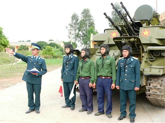 Tiểu đoàn pháo tự hành đa nòng ZCY- 23 ly huấn luyện, triển khai sẵn sàng chiến đấu.
