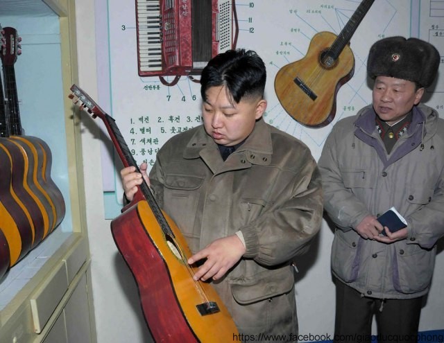 Thời gian gần đây Kim Jong Un liên tục đi thăm các đơn vị quân đội, đặc biệt sau khi Chủ tịch Kim Jong Il – cha ông qua đời.