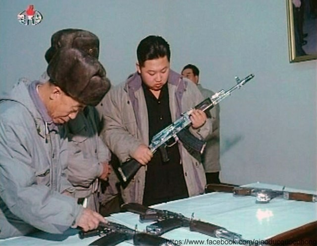 Thời gian gần đây Kim Jong Un liên tục đi thăm các đơn vị quân đội, đặc biệt sau khi Chủ tịch Kim Jong Il – cha ông qua đời.
