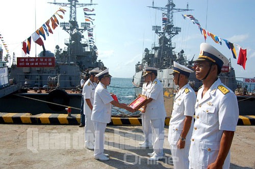 Phó đô đốc Trần Thanh Huyền, Chính ủy Quân chủng Hải quân trao quyết định và trao cờ Tổ quốc cho hai tàu Hải quân