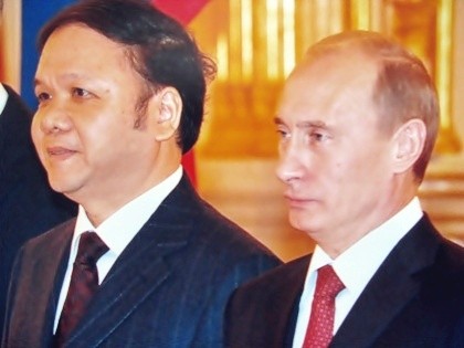 Ông Bùi Đình Dĩnh chụp ảnh lưu niệm cùng Tổng thống Nga Putin (Ảnh do nhân vật cung cấp)
