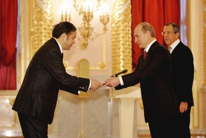 Ông Bùi Đình Dĩnh trình quốc thư lên Tổng thống Nga Putin năm 2007