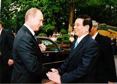 Tổng thống Nga Putin và Chủ tịch Nguyễn Minh Triết trong chuyến thăm tháng 11/2006 (Ảnh: TTX)