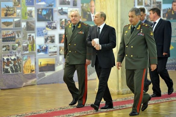 Tổng thống Nga Vladimir Putin (giữa) và Bộ trưởng QP Sergei Shoigu