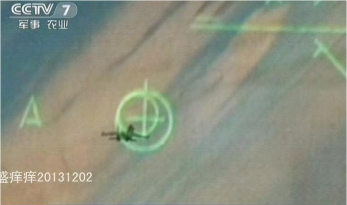 Su-30MKK2 Flanker bị chiến đấu cơ J-10A khóa mục tiêu từ phía sau. Cuộc tập trận được cho là diễn ra hôm 2/12/2013