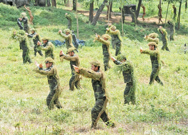 Các chiến sĩ đặc công ngụy trang tập luyện võ thuật. Ảnh: Đức Toàn