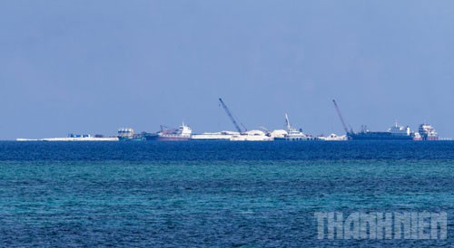 Tàu thuyền của TQ được huy động để xây đảo phi pháp ở Gạc Ma, Trường Sa (ảnh báo Thanh Niên)