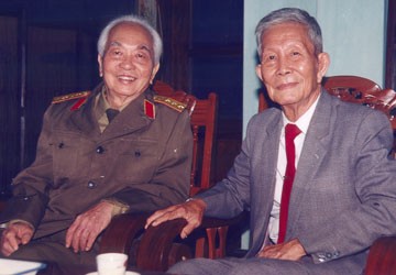 Giáo sư Trần Văn Giàu và Đại tướng Võ Nguyên Giáp. Ảnh: Nguyễn Đình Toán