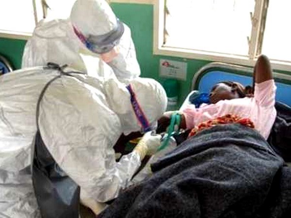 Chăm sóc cho bệnh nhân bị nghi nhiễm virus Ebola ở Tây Phi. (Nguồn: utahpeoplespost.com)