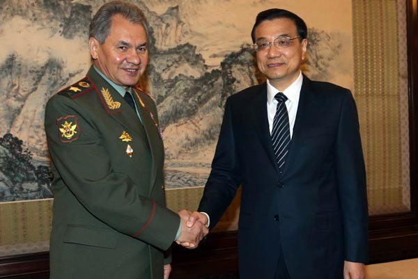 Bộ trưởng quốc phòng Nga Sergey Shoygu và Thủ tướng TQ Lý Khắc Cường