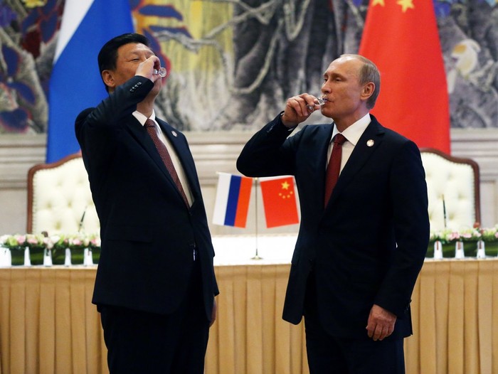 Ông Tập Cận Bình – Chủ tịch nước Trung Quốc cụng li rượu vodka với Tổng thống Nga Vladimir Putin trong một buổi lễ ký kết thỏa thuận mua - bán khí đốt vào ngày 21/5/2014