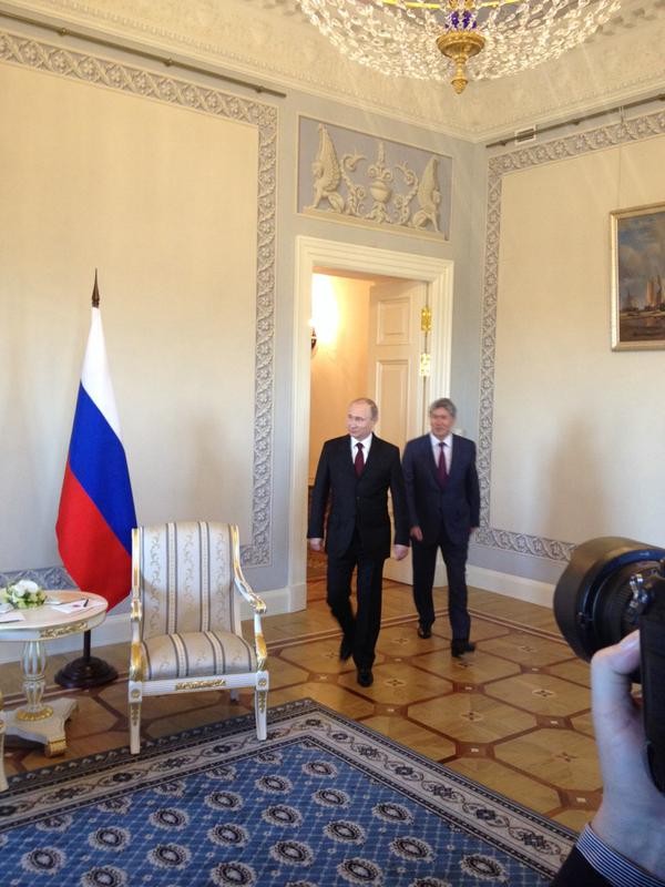 Tổng thống Nga Putin tiếp Tổng thống Kyrgyzstan - Almazbek Atambayev hôm 16/3 tại St Peterburg