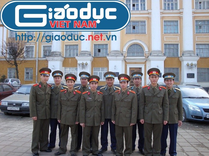 Trên hình ảnh là các đồng chí sỹ quan Phòng không nghiên cứu sinh và các du học viên quân sự đang học tập nghiên cứu tại Học viện Zhukov