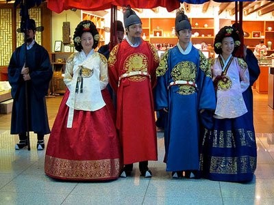 6. Thưởng thức văn hóa và tận hưởng sự thoải mái: Sân bay Quốc tế Incheon ở Seoul: Ở đây bạn có thể thư giãn ở spa, đánh bài ở sòng bạc hoặc cảm nhận văn hóa truyền thống của Hàn Quốc. Bạn sẽ có cơ hội ngắm những đồ tạo tác của Khổng Tử, những kho báu Phật giáo, những trang phục truyền thống dưới thời Chosun và những di sản khác có lịch sử đến 5000 năm. Ngoài ra còn có cuốn sách Di sản Hàn Quốc xếp theo thứ tự bảng chữ cái, trong đó có những bản in từ thời xưa như của Yong-bi-eo-chun-ga mang tên “Bài hát Rồng bay lên Thiên đàng”. Hãy lắng nghe những nhạc cụ đặc biệt của Hàn Quốc và thưởng thức những màn biểu diễn truyền thống.