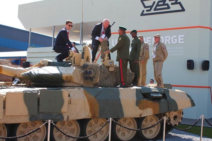 Biến thể T-72 nâng cấp hiện đại, được bọc vải ngụy trang và trưng bày bên không gian ngoài trời
