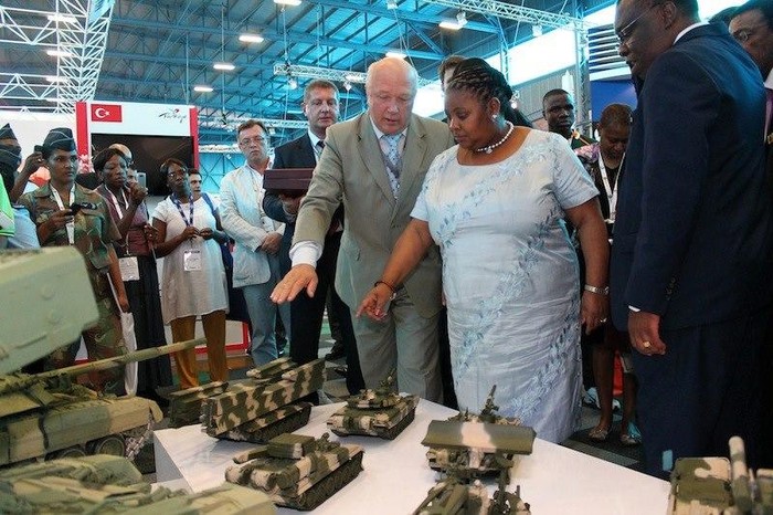 Nữ Bộ trưởng Quốc phòng Nam phi thăm các mô hình phương tiện bọc thép trong gian hàng của UVZ