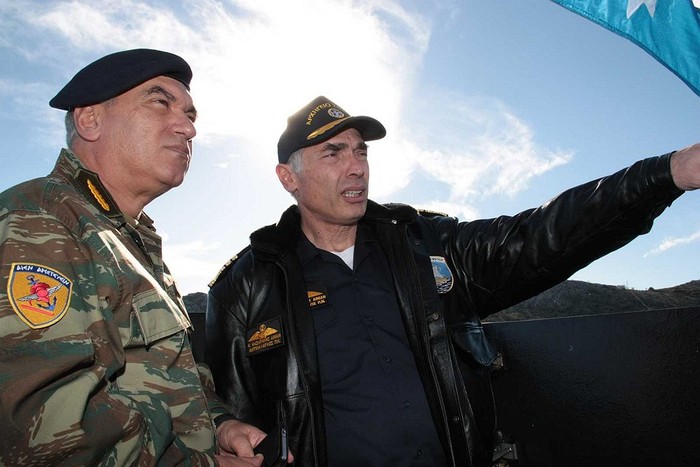 Tổng tham mưu trưởng quân đội Hy Lạp (bên trái) thăm tàu ngầm Papanikolis
