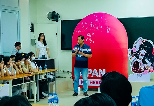 Tiến sĩ Trần Thái Phúc phát biểu tại buổi trao học bổng cho chương trình đào tạo ngành Điều dưỡng tiếng Nhật Bản, Trường Đại học Y Dược Thái Bình. Ảnh: NVCC.