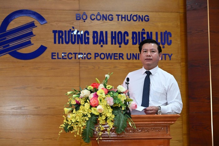 Phó Giáo sư, Tiến sĩ Đinh Văn Châu - Hiệu trưởng Trường Đại học Điện lực phát biểu tại chương trình học tập chính trị với chuyên đề &quot;Phát huy vai trò xung kích của đoàn viên, thanh niên trong bảo vệ nền tảng tư tưởng của Đảng&quot;