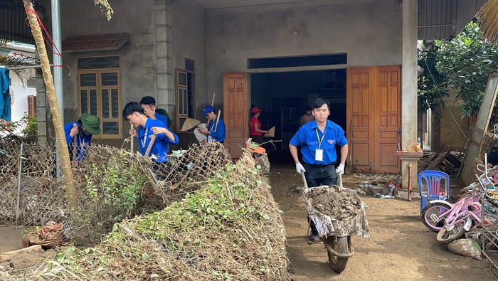 Tuy vất vả nhưng sinh viên Trường Đại học Điện lực luôn phát huy tinh thần &quot;đâu cần thanh niên có, đâu khó có thanh niên&quot;. Ảnh: NTCC.