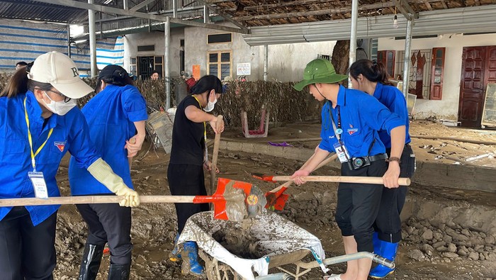 Sinh viên Trường Đại học Điện lực hỗ trợ người dân Yên Bái khắc phục hậu quả sau mưa bão, ngập lụt. Ảnh: NTCC.