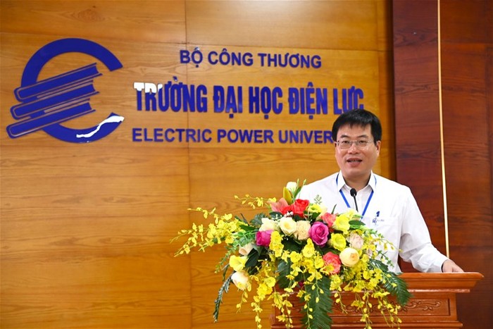 Phó Giáo sư, Tiến sĩ Nguyễn Lê Cường - Phó Hiệu trưởng Trường Đại học Điện lực phát biểu tại hội nghị. Ảnh: NTCC.