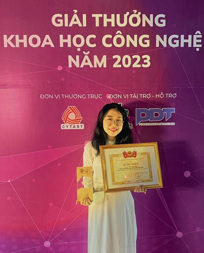 Lê Thị Đức Ngọc nhận giải thưởng Nữ sinh Khoa học công nghệ Việt Nam 2023. Ảnh: NVCC.