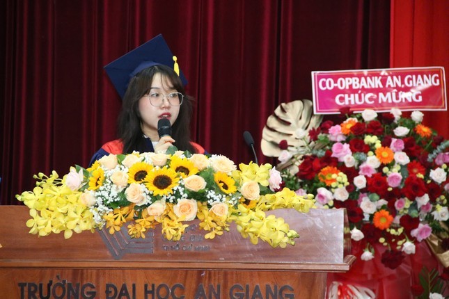 Lê Thị Đức Ngọc - đại diện sinh viên phát biểu tại lễ tốt nghiệp Trường Đại học An Giang. Ảnh: NVCC.