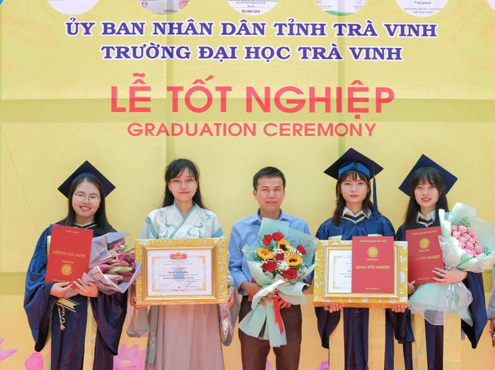 Nguyễn Kim Lài (ngoài cùng bên trái) cùng cố vấn học tập và các bạn học tại buổi lễ tốt nghiệp. Ảnh: NVCC.