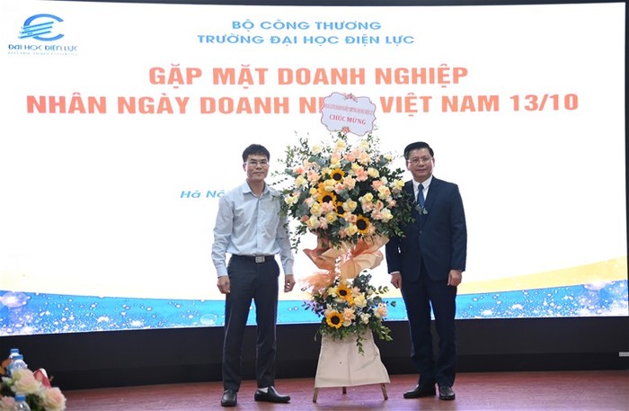 Tại buổi gặp mặt, ông Đoàn Minh Hoàng - Giám đốc kiêm Chủ tịch Hội đồng quản trị Công ty Cổ phần AKA Việt Nam, đại diện Ban điều hành mạng lưới doanh nghiệp tặng hoa cảm ơn tình cảm của Trường Đại học Điện lực dành cho doanh nghiệp nhân Ngày Doanh nhân Việt Nam 13/10. Ảnh: EPU.