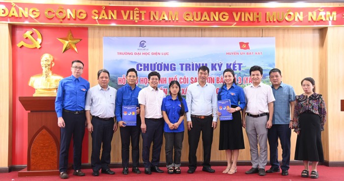 Chương trình ký kết hỗ trợ học sinh mồ côi do bão số 3 (Yagi) năm 2024 tại huyện Bát Xát (tỉnh Lào Cai). Ảnh: EPU.