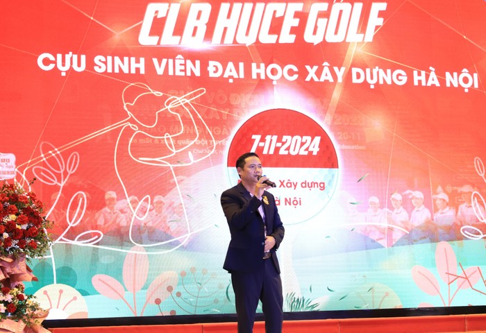 Ông Nguyễn Thanh Hùng - Chủ tịch Chủ tịch Câu lạc bộ golf Trường Đại học Xây dựng Hà Nội, cựu sinh viên khóa K35 phát biểu tại Lễ Xuất quân. Ảnh: HUCE.