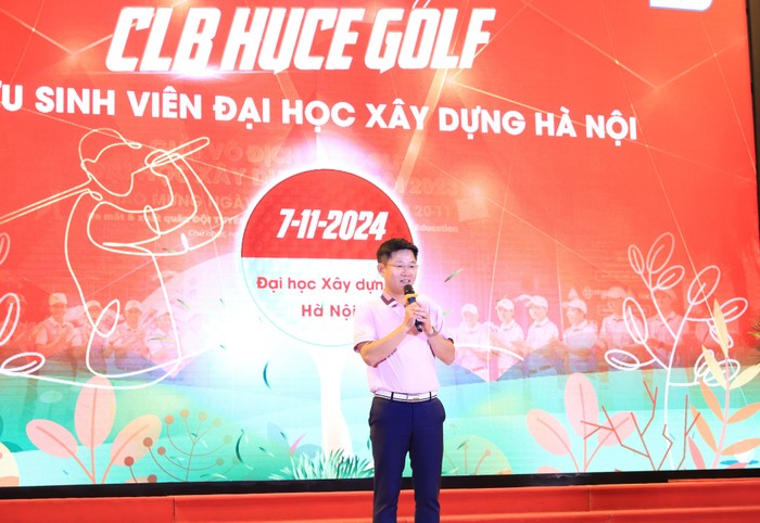 Ông Đoàn Văn Tuấn - Đội trưởng đội tuyển Câu lạc bộ golf Trường Đại học Xây dựng Hà Nội năm 2024, cựu sinh viên khóa K46 thay mặt đội tuyển phát biểu thể hiện quyết tâm đạt thứ hạng cao tại giải đấu sắp tới. Ảnh: HUCE.