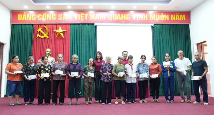 Lễ trao quà tại phường Thanh Trì. Ảnh: NVCC.