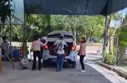 Cảnh một nhóm trẻ bị nhồi nhét trong xe đi dã ngoại khiến dư luận phẫn nộ. Ảnh cắt clip
