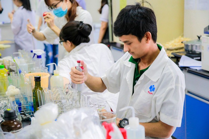 Sinh viên ngành Đảm bảo chất lượng và an toàn thực phẩm, Trường Đại học Công Thương Thành phố Hồ Chí Minh trong một buổi thực hành. Ảnh: NTCC.
