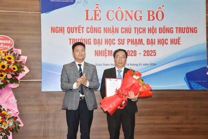 Tiến sĩ Bùi Văn Lợi - Phó Giám đốc Đại học Huế trao Nghị quyết công nhận Chủ tịch Hội đồng trường Trường Đại học Sư phạm, Đại học Huế cho Giáo sư, Tiến sĩ Dương Tuấn Quang. Ảnh: Website nhà trường.