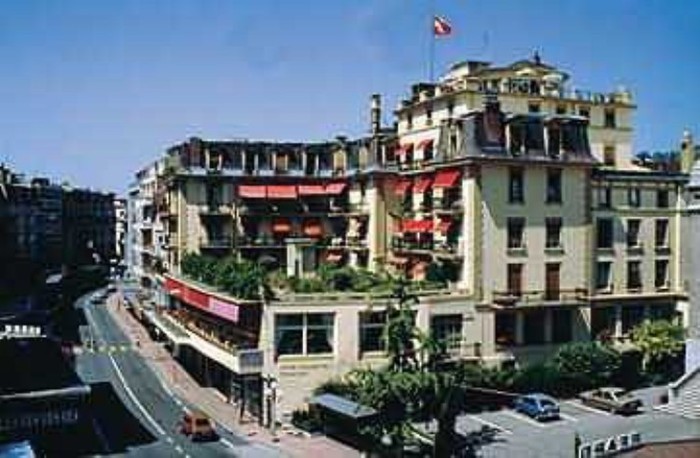 7. Trường quản trị Khách sạn quốc tế Montreux (HIM) HIM (Hotel Institute Montreux) là một trong những trường dạy quản trị khách sạn và du lịch nổi tiếng nhất tại Thụy Sỹ.Trường thuộc top 5 trường Thuy Sỹ được công nhận bởi hiệp hội các trường Đại học và cao đẳng nổi tiếng nhất của Mỹ New England Association of Schools and Colleges (NEASC) và là thành viên hiệp hội các trường quản lý khách sạn tốt nhất Thuy Sỹ (ASEH) và là thành viên của SEG