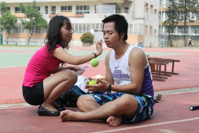 Ngoan thì mới cho bóng mà chơi.