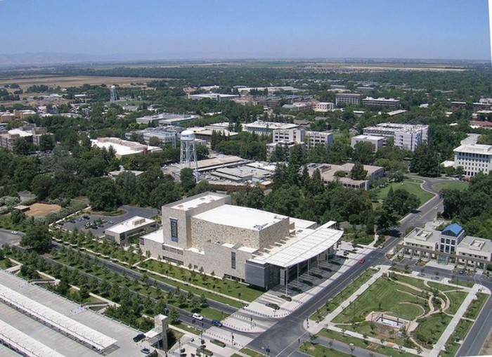 45. University of California, Davis - United States Trường Đại học California Davis (UC Davis - The University of California, Davis, www.ucdavis.edu) là một trong 10 trường đại học thuộc hệ thống các Trường Đại học California (University of California system). Hệ thống các Trường Đại học California được thành lập năm 1868 và trở thành hệ thống giáo dục bậc cao hàng đầu của nước Mỹ.