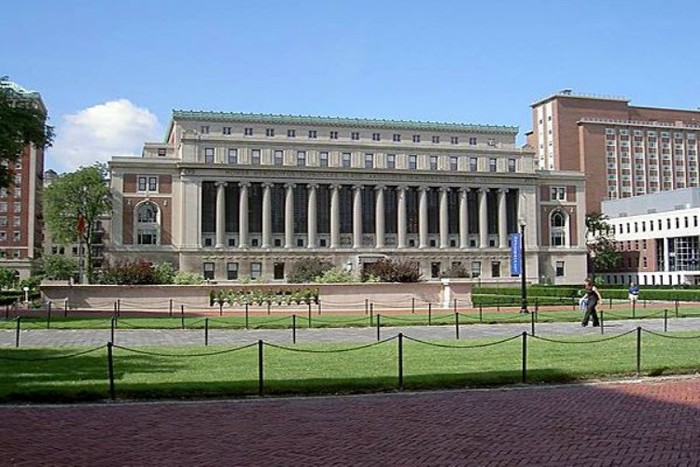 Thay vào đó, Buffett chuyển sang học tại Columbia University và tại đây ông đã gặp hai người thầy có nhiều ảnh hưởng lớn là Ben Graham và David Dodd.