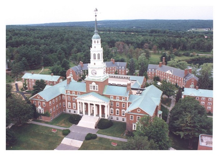 10. Colby College Mức học bổng trung bình bậc đại học: 47.469 USD Số lượng sinh viên quốc tế nhập học: 94