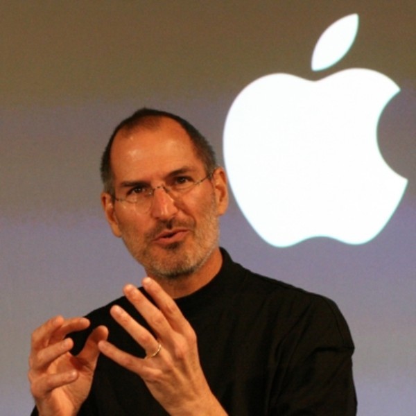1. Huyền thoại Steve Jobs – Cựu CEO Apple: Hãy sống như không có ngày mai Khi 17 tuổi, tôi đọc ở đâu đó một câu nói rằng: “Nên sống mỗi ngày như thể đó là ngày cuối cùng, một ngày nào đó bạn sẽ thấy đúng”. Điều đó gây ấn tượng mạnh với tôi và trong 33 năm qua, tôi nhìn vào gương mỗi sáng và tự hỏi: “Nếu hôm nay là ngày cuối của cuộc đời mình, mình có muốn làm những gì định làm hôm nay không? “. Nếu câu trả lời là: “Không” kéo dài trong nhiều ngày, đó là lúc tôi biết mình cần thay đổi. (Trích diễn văn của Steve Jobs tại lễ tốt nghiệp Đại học Stanford năm 2005).